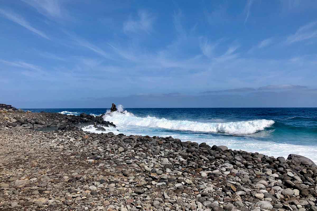 Playa de callaos en la costa de noreste de La Palma se encuentran en el GR 130, una de las rutas imprescindibles en La Palma