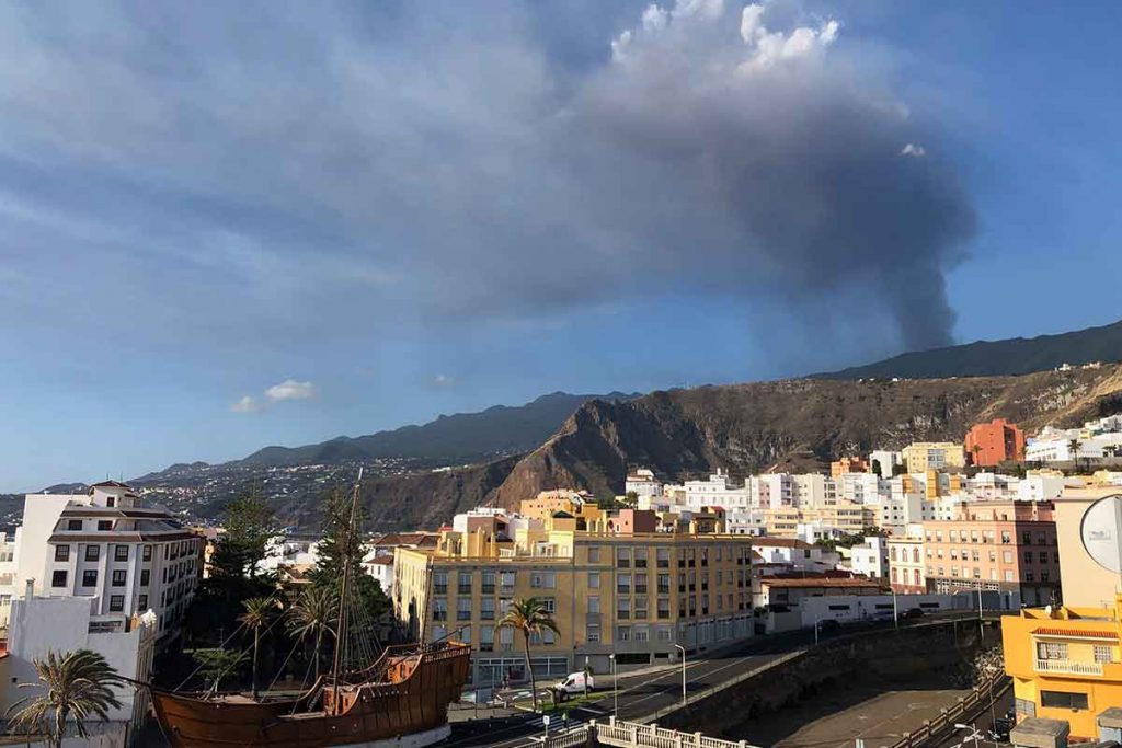 Volcan Cumbre Vieja en La Palma Islas Canarias desde Santa Cruz de La Palma